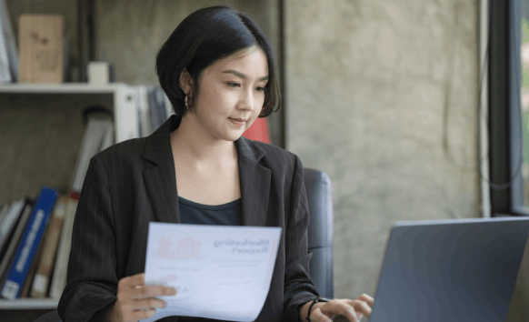 Translator offering a free quote for certified translation services for Divorce Certificates in Houston.