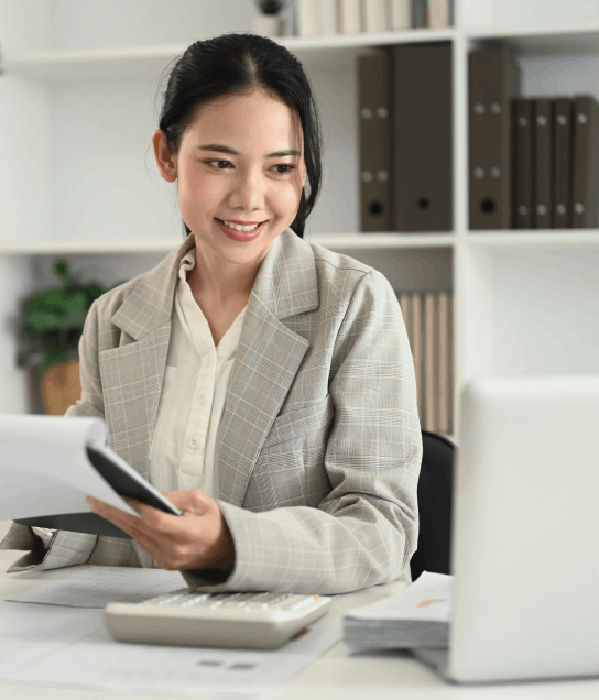 Expert assisting a customer at the Houston office with translation services for their Legal Documents.