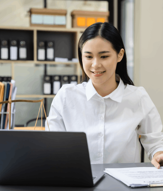 Lawyer using certified translations to a customer in Houston, ensuring accuracy for court documents and contracts.